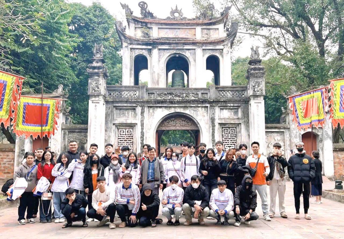 Tập thể sinh viên khối ngành Du lịch - Dịch vụ cùng với Thầy Cô